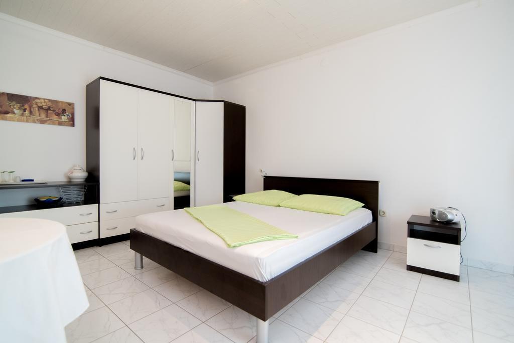 Apartments Veve Postira Bagian luar foto